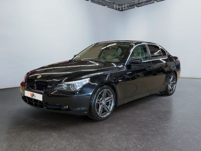 La voiture noire est garée dans la grande salle de l'immeuble.