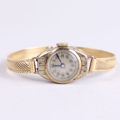 Montre de dame ; boîtier en argent doré (21 x 16 mm, hors co…