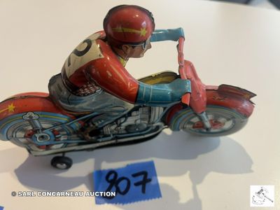 une figurine représentant un homme à moto posée sur une table
