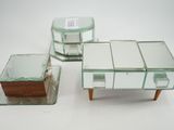 trois morceaux de verre posés sur une surface blanche