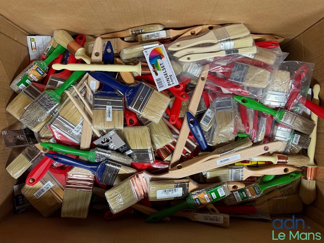 Lot de matériel de peinture et de bricolage – Environ 19 kg.