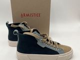 un gros plan sur une paire de chaussures avec une boîte en arrière-plan