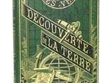 un vieux livre à la couverture verte, ornée de lettres dorées