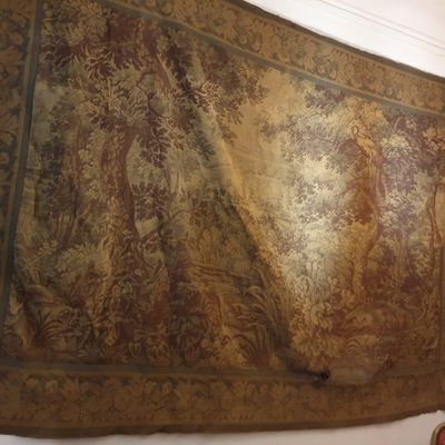 une grande tapisserie accrochée au mur d'une pièce