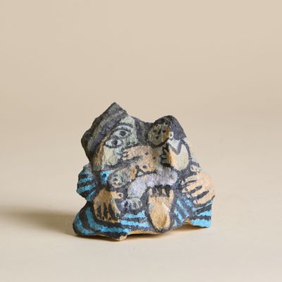 figurine représentant un homme et une femme assis sur un rocher
