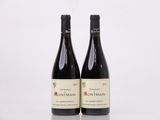 deux bouteilles de vin posées sur une table l'une à côté de l'autre