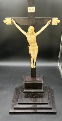 statue de Jésus sur la croix sur fond noir