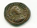une vieille pièce de monnaie avec un visage d'homme sur une surface blanche