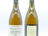 deux bouteilles de vin posées l'une à côté de l'autre sur une surface blanche