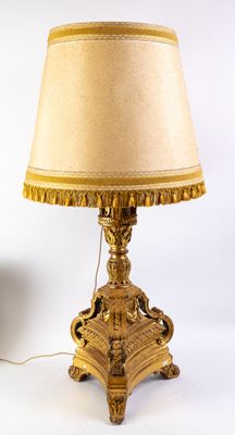 une lampe posée sur une table à côté d'une lampe