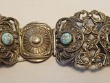 un gros plan sur un bracelet en argent orné de pierres de turquoise