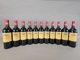six bouteilles de vin rouge alignées