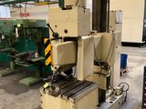 une image représentant une machine dans une usine où se trouvent de nombreuses machines