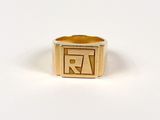 une image représentant une bague en or sur laquelle figure la lettre « a »