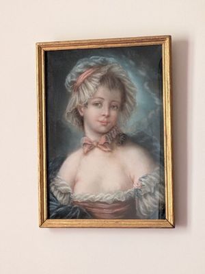 un tableau représentant une femme en robe rouge accroché au mur