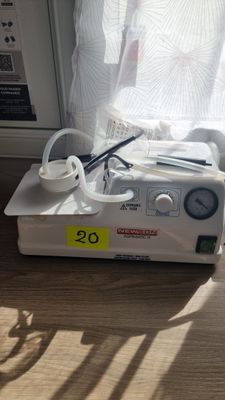 une petite machine posée sur une table