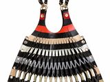 un sac à main noir, blanc et rouge à franges