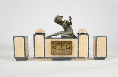 Garniture Art Déco en marbre et albâtre surmontée d'une figu…