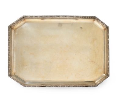 PLATEAU en argent de forme octogonale, la bordure décorée d’une frise 