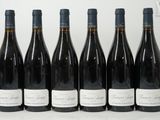 six bouteilles de vin sont alignées dans une rangée