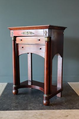 une petite table en bois surmontée d'un tiroir