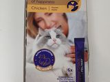 un paquet de nourriture pour chat posé sur la table