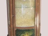 une photo d'une armoire d'angle sur laquelle est accroché un tableau