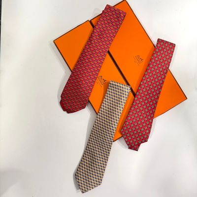 HERMÈS Trois cravates en soie dans deux boîtes dont : - 1 cr… - Photo 1
