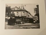 une photo en noir et blanc d'un train sur les rails