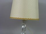 une image d'une lampe de table avec un abat-jour blanc