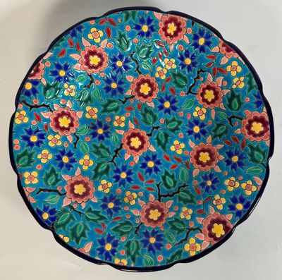 une image représentant une assiette colorée ornée de fleurs