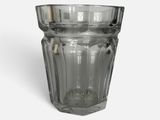un vase en verre posé sur une surface blanche