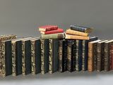 plusieurs livres empilés sur une table