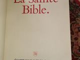 un livre posé par terre à côté d'une paire de ciseaux