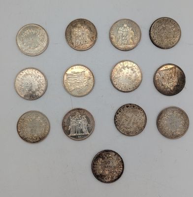 un lot de pièces de monnaie posées sur une table