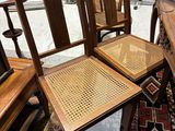 deux chaises en bois placées l'une à côté de l'autre sur un tapis