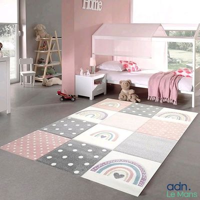 une photo d'une chambre d'enfant aux murs et au sol roses