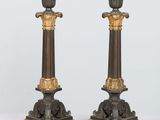 paire de bougeoirs anciens en bronze sur des socles en marbre