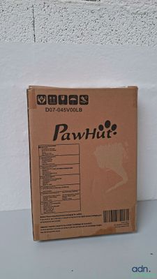 une boîte posée sur une table