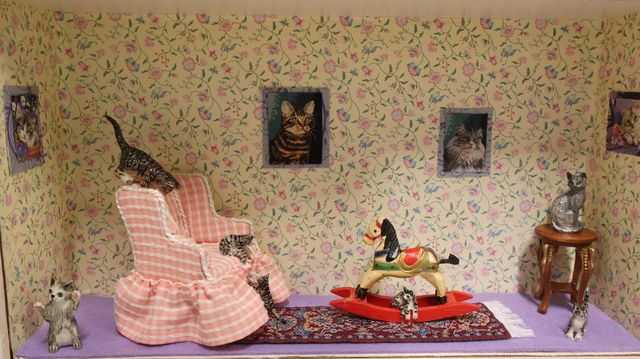 Diorama. Composition miniature, dans une vitrine en bois, vitre e...
