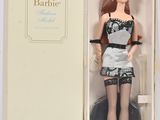 poupée Barbie dans une boîte, vêtue d'une robe noire et blanche et de bas
