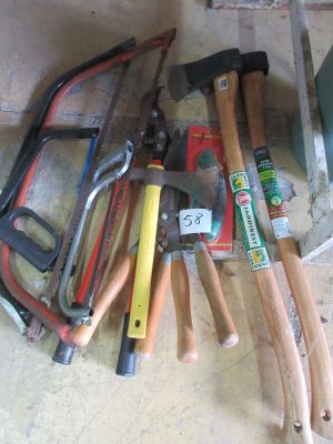 de nombreux outils de toutes sortes qui traînent par terre