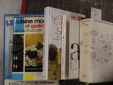 plusieurs livres sont empilés sur une table