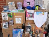 une pile de cartons posée sur une palette