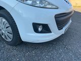 une petite voiture blanche garée dans un parking