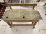 un banc en bois posé sur un sol carrelé