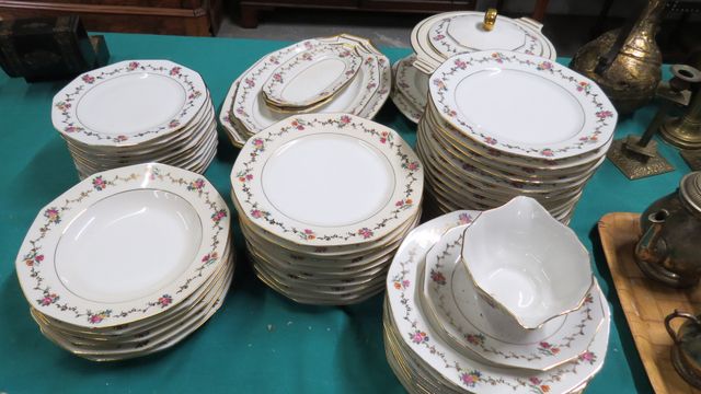Partie de service en porcelaine de Limoges BOYER, 34 assiettes pl...