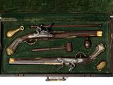 une boîte contenant tout un tas de vieilles armes