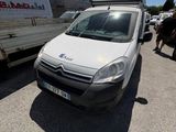 une camionnette blanche garée sur un parking à côté d'un camion blanc