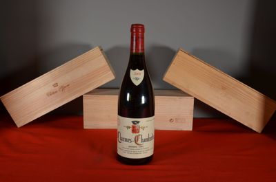 une bouteille de vin posée sur une table